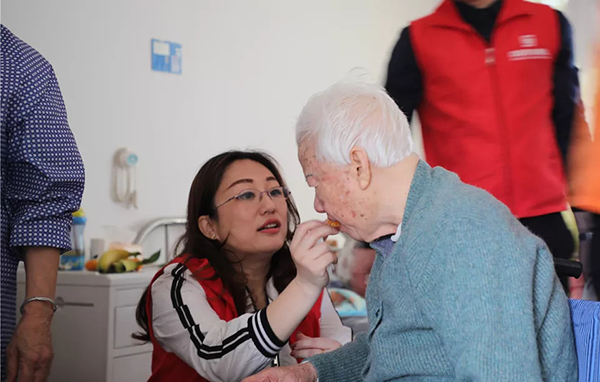 【先鋒引領(lǐng)，凝心聚力】三月學(xué)雷鋒，情暖敬老院